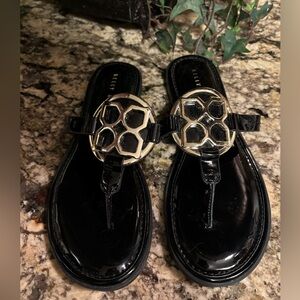 Kelly & Katie Dahlin black patent leather gold sandals size
7